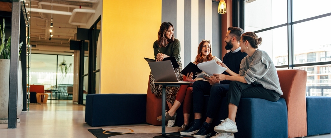 Colaboradores trabalhando felizes em conjunto em um ambiente de trabalho saudável