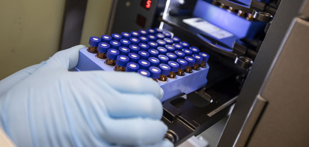 Equipamento automatizado em laboratório de apoio realizando análise molecular para exames de medicina de precisão