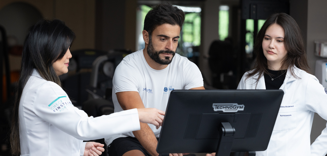Homem participando de um programa de reabilitação para colaboradores para melhorar dores