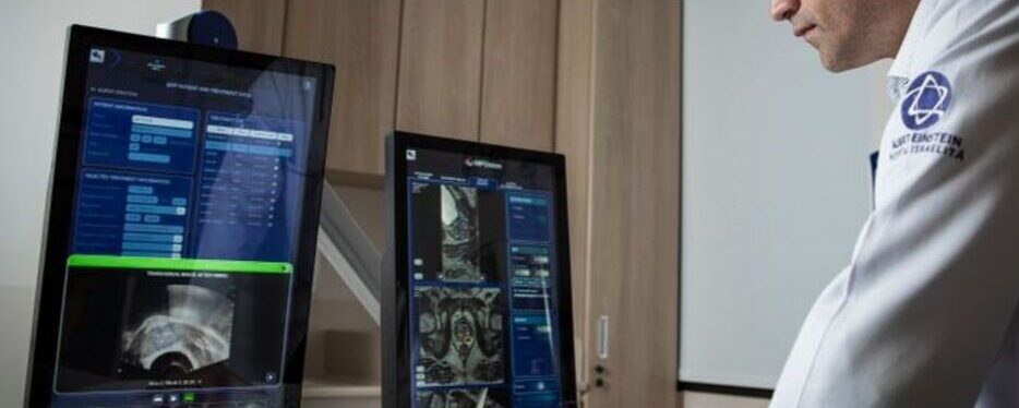 Profissional analisando exames radiológicos em estação digital, destacando a telerradiologia na eficiência hospitalar