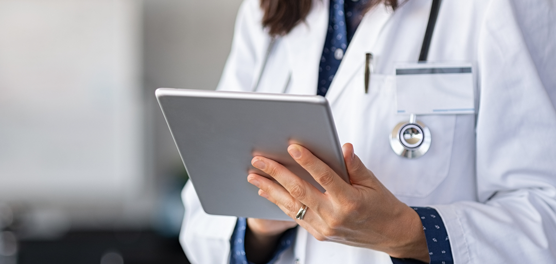 Profissional de saúde utilizando tecnologia para diagnóstico à distância com segurança