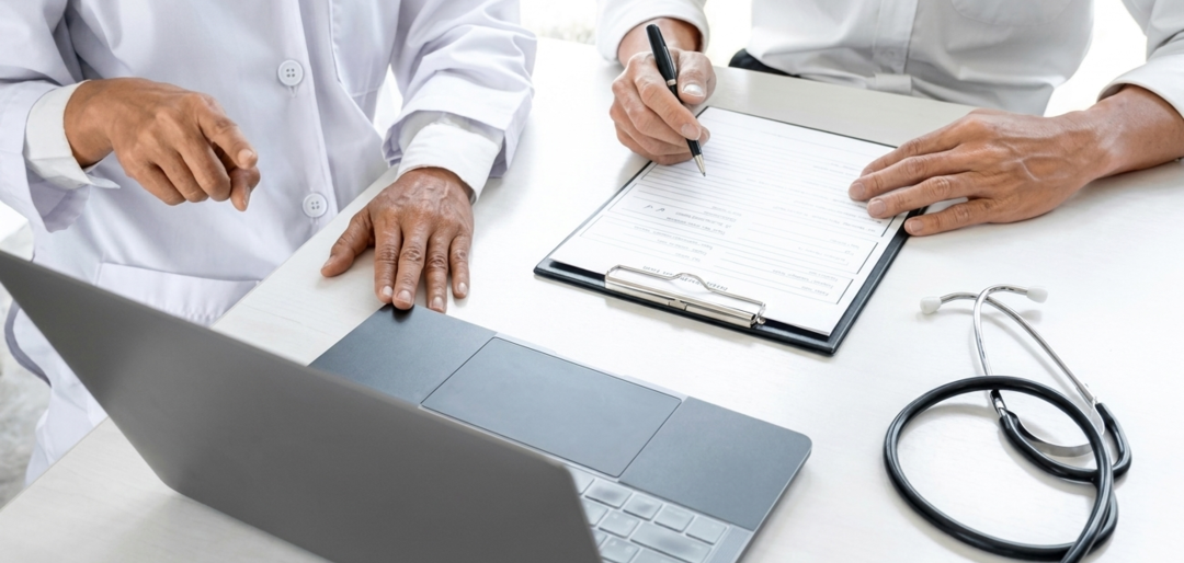 Entenda como a nova lei de saúde preventiva impacta o atendimento médico moderno. Foto de profissional oferecendo informações sobre HPV e câncer